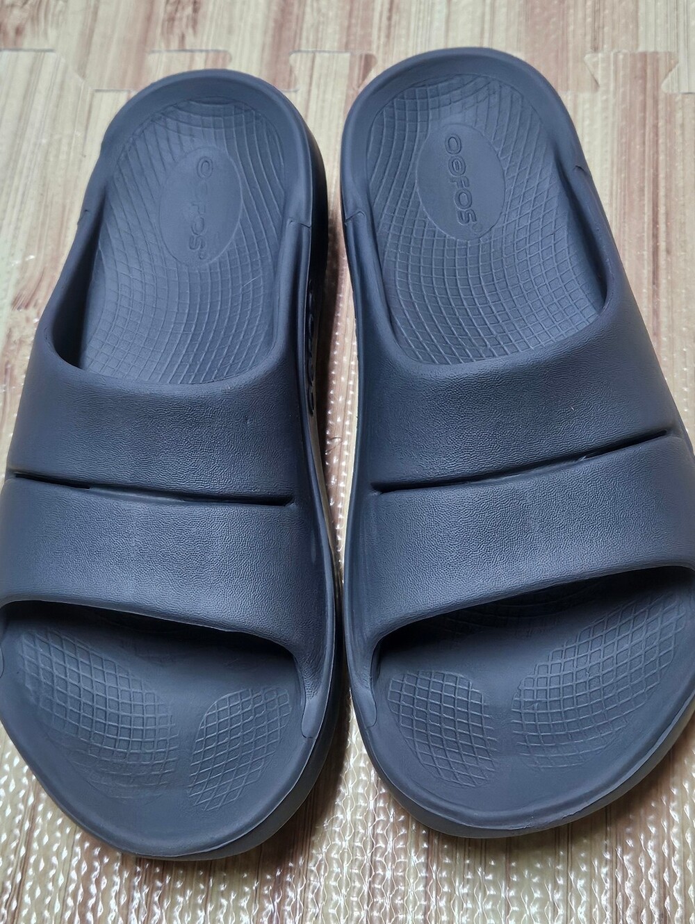 Oofos Ooahh Recovery Slides -Grey/ Black - Unisex M7 / W9 (EU 40)